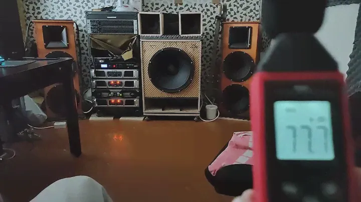 Headhunterz - Rock Civilization 105dB Stable for 2.5 meters, 35% Volume