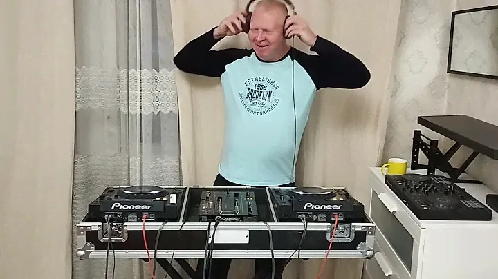 Музыкальную солянку заказывали? Проба новых вертушек. Pioneer CDJ 2000. Pioneer DJM 400.