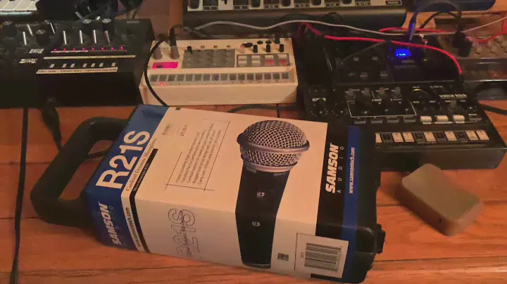 Unboxing of a cheap microphone Samson R21S - first test with xenyx